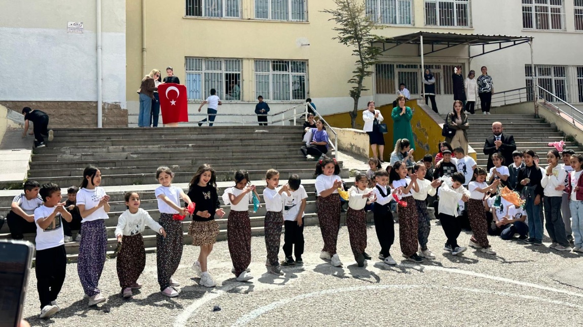 19 MAYIS ATATÜRK'Ü ANMA GENÇLİK VE SPOR BAYRAMI OKULUMUZDA COŞKUYLA KUTLANDI